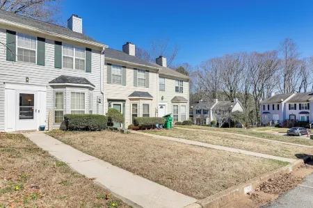 Georgia Townhome - 3 Mi to Stone Mountain Park! Отели рядом с достопримечательностью «Benu Glass Creations»