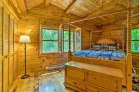 Poconos Family Cabin Fire Pit and Hot Tub! - homestay