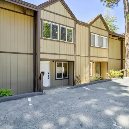 10 Mi to Palisades Tahoe! Condo with Game Room