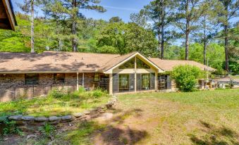 Whimsical Athens Home - 3 Mi to Sanford Stadium
