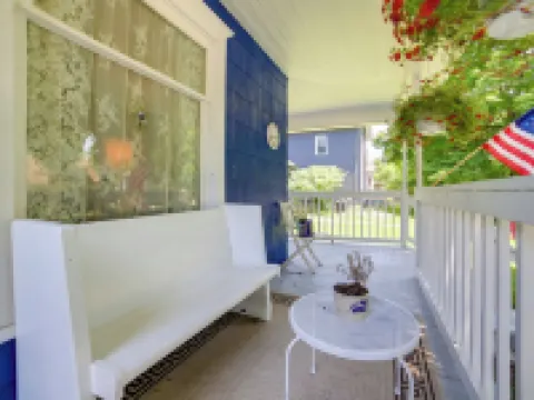 Fire Pit, BBQ & Yard: Family Home in Adrian Hotels in Adrian