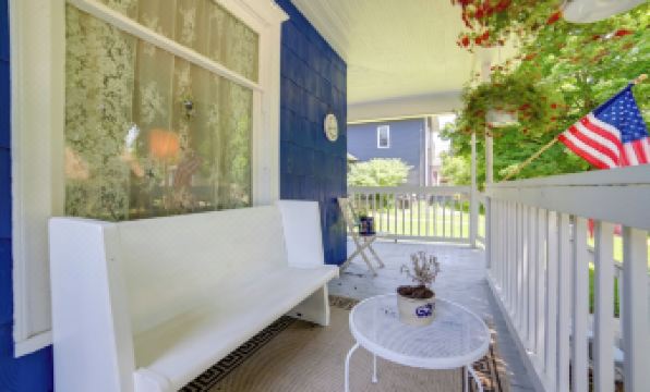 Fire Pit, BBQ & Yard: Family Home in Adrian