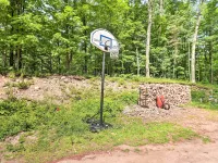 Adirondack Cabin on Private Lake Near Glenfield! Ξενοδοχεία στην πόλη Greig