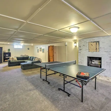 Cozy Abode ~ 3 Mi to Indiana Dunes Nat'l Park