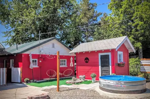 Cute downtown Hagerman cottage with stock tank pool & putting green.