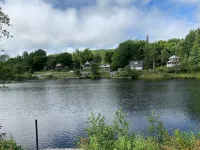 A cheerful and cozy waterfront grand mom's cottage Hotels in Burk's Falls