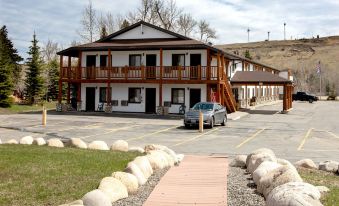Beartooth Hideaway Inn & Cabins