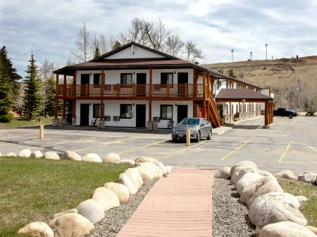 Beartooth Hideaway Inn & Cabins Отели в г. Карбон