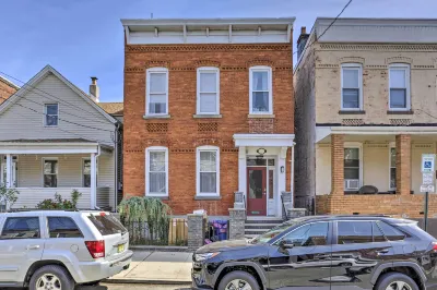 Updated Bayonne Townhome ~ 11 Mi to NYC!