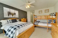 < 2 Mi to Beech Mtn Slopes: 1st-Floor Family Condo - bar