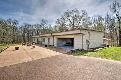 Quiet Memphis Home on 20 Acres 10 Mi to Downtown!