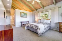 Honomu Home w/ Screened Lanai + Ocean Views!