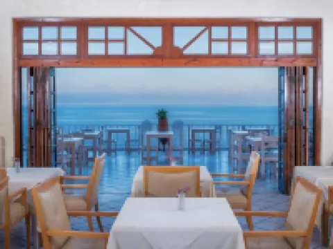 カヴォス ベイ ホテル ＆ スタジオ イカリア島のホテル