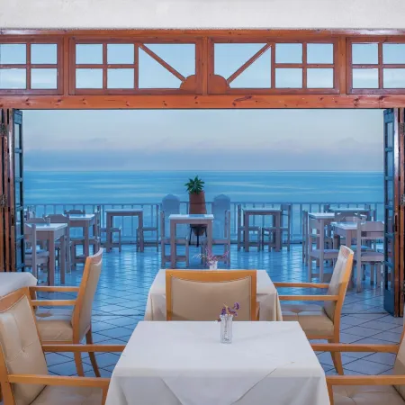Cavos Bay Hotel & Studios