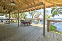 Renovated Crescent Lake Escape w/ Waterfront Deck! - Parkplatz