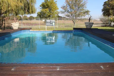 Indigo Moon Guesthouse Отели в г. Нгака-Модири-Молема