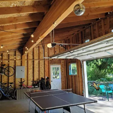 Farmhouse & Creekside Get-Away on hidden acreage in historical downtown Gresham.