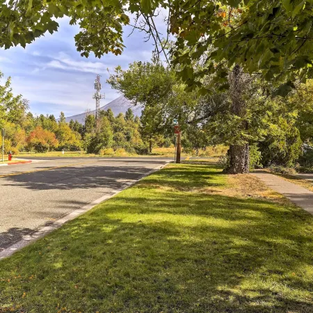 Cozy Studio Near Hiking & Skiing, Walk to Downtown