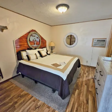 Cedar Wood Inn