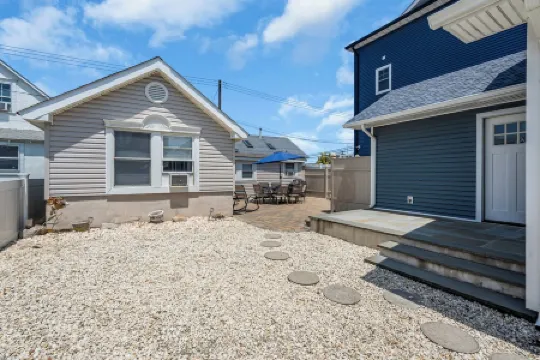 1 Block to Beach, Linens + Towels, BBQ, AC