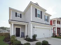 Spacious, charming 2-Story Retreat in Beautiful Summerville – Sleeps 8+