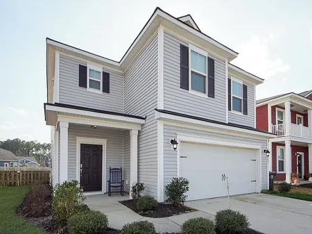 Spacious, charming 2-Story Retreat in Beautiful Summerville – Sleeps 8+