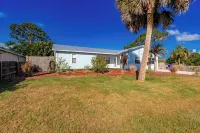 Relax and Unwind in 2 BR apt with Private Heated Pool Hotels in Sebastian