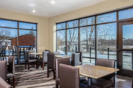Cobblestone Hotel & Suites - Rhinelander