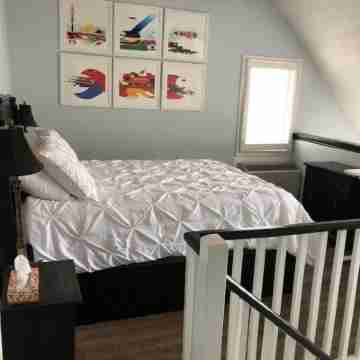 Artistic Hillside Loft Rooms