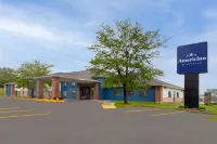 AmericInn by Wyndham Reedsburg - Parkplatz