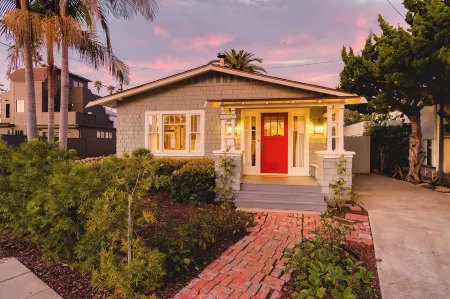 Topaz by AvantStay Adorable Cottage Walking Distance to Beach w Large Patio Отели рядом с достопримечательностью «Аквариум «Берч»»