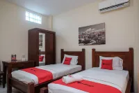 RedDoorz @ Solo Baru فنادق في Grogol