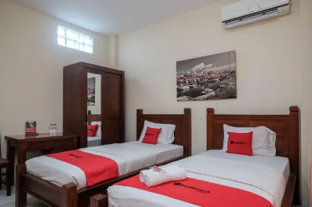 RedDoorz @ Solo Baru Отели в г. Grogol