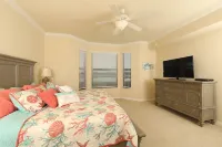 2-Bed/2Bath/1Den First Floor Townhouse in a lovely gated golf course community. Hotels near Converse Factory Store