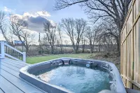 Morrisonville Manor w/ Fire Pit & Hot Tub! - Wifi