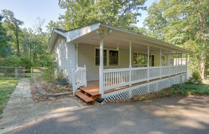 Harpers Ferry Cabin - Walk to Private Lake!