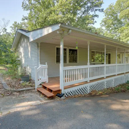 Harpers Ferry Cabin - Walk to Private Lake!