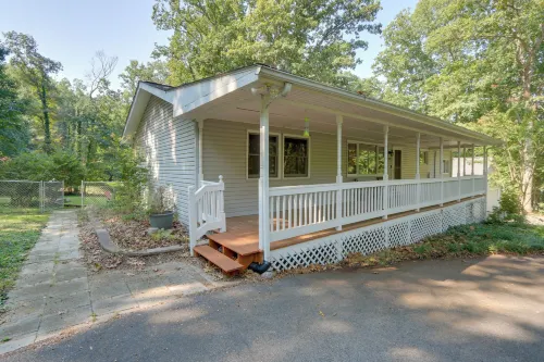 Harpers Ferry Cabin - Walk to Private Lake! - Pet friendly