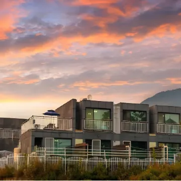 Ganghwa Hemingway Spa Pension Отели рядом с достопримечательностью «Хвадо-тондэ»