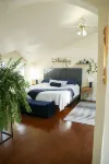 Upscale Luxury in Amish Country, King Bed, Jetted Tub & Garden Patio