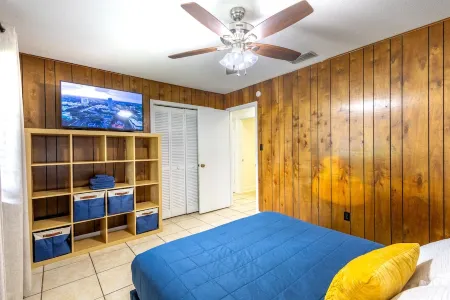 Peaceful 2 Bed, 1 Bath located in midtown, 5 miles from Stadium.