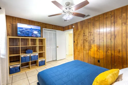 Peaceful 2 Bed, 1 Bath located in midtown, 5 miles from Stadium.