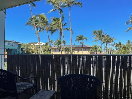 Newly renovated 2nd floor condo — 150 yards from Mama’s Beach! Отели рядом с достопримечательностью «Paia»