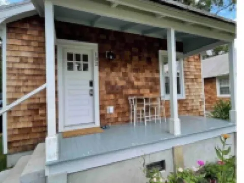 Cheerful 2-bedroom Edenton bungalow getaway Hotels in Edenton