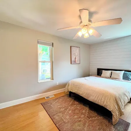 Cozy & Comfortable - Stylishly Decorated & Close to Everything!