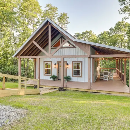 Serene Kentucky Cabin w/ Fireplace + Fire Pit!