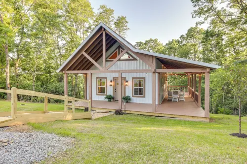 Serene Kentucky Cabin w/ Fireplace + Fire Pit! Hôtels à : Comte de Grant