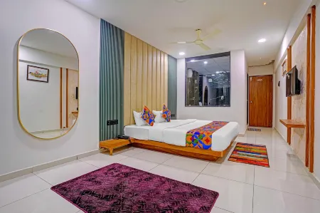 FabHotel Royal Manor - Hospital Chowk Отели рядом с достопримечательностью «ISKCON Rajkot, Sri Sri Radha Neelmadhav Dham»