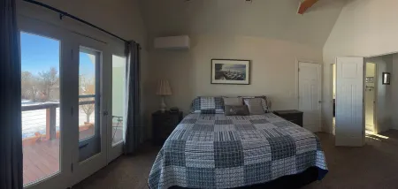 Beautiful Bear Lake House, with big grassy yard, 4 mins to North Beach.