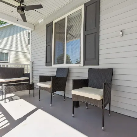 Great Escape 4 bedroom house  2 King Bed in Belleville with WiFi fitness room